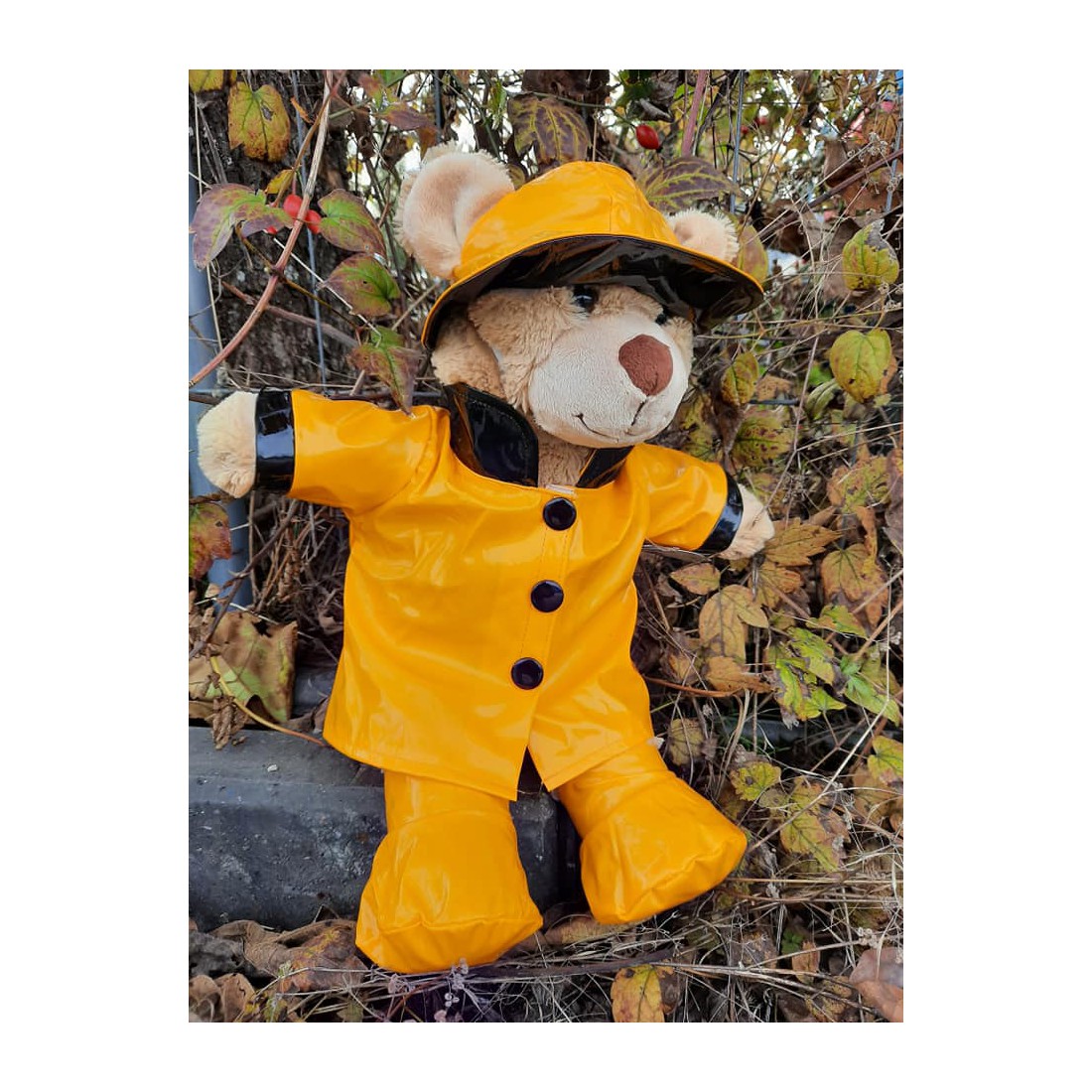 Knuffel kleding Gele Regenjas 2944 – jas, hoed en laarsjes. Knuffel kleding Gele Regenjas 2944 – jas, hoed en laarsjes.