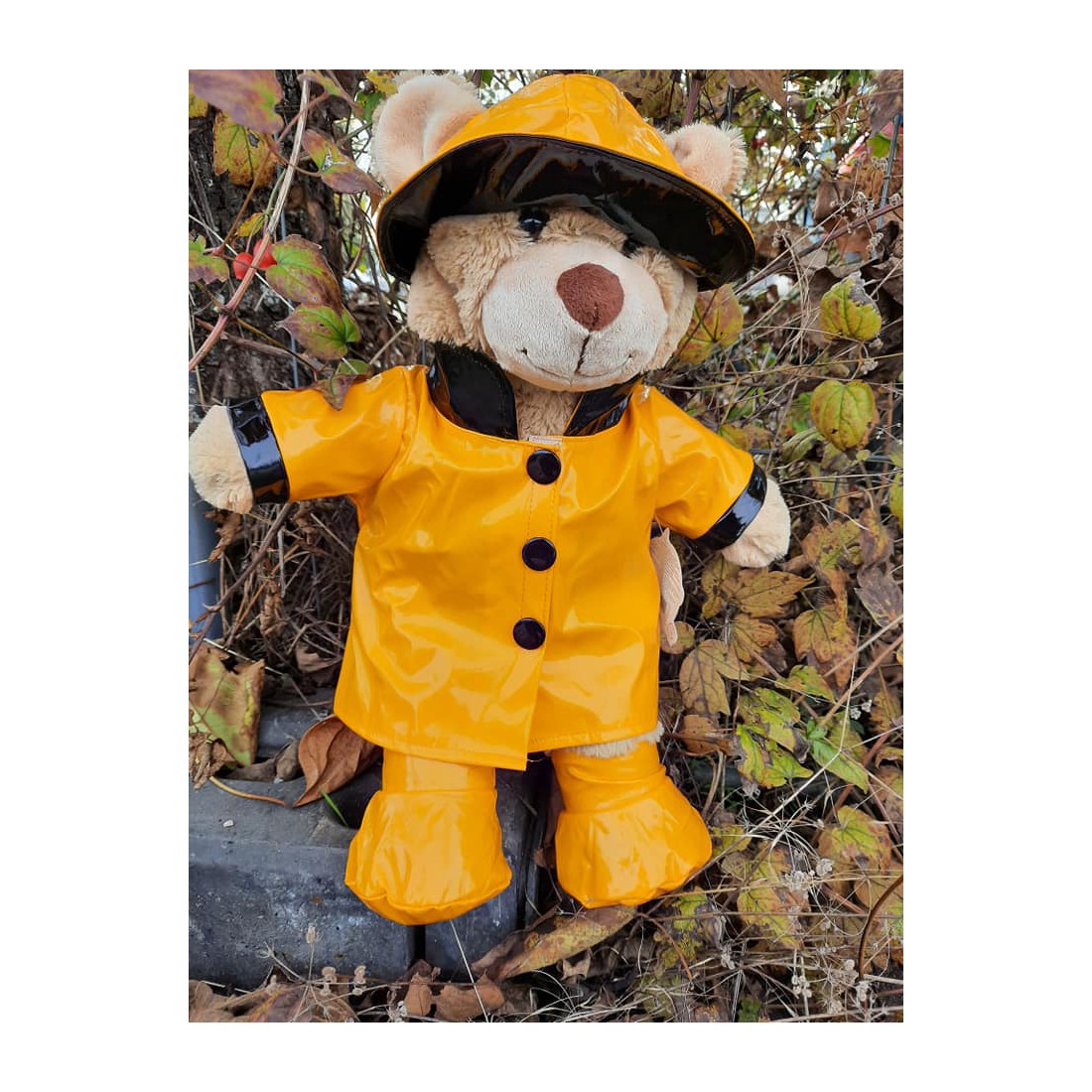 Knuffel kleding Gele Regenjas 2944 – jas, hoed en laarsjes. Knuffel kleding Gele Regenjas 2944 – jas, hoed en laarsjes.