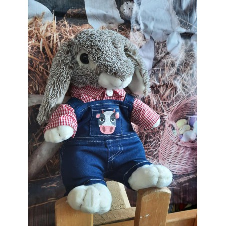 Tenue d’agriculteur pour peluche 40 cm – Chemise à carreaux, salopette en jean et chapeau – Cuddles & Friends réf. 3263