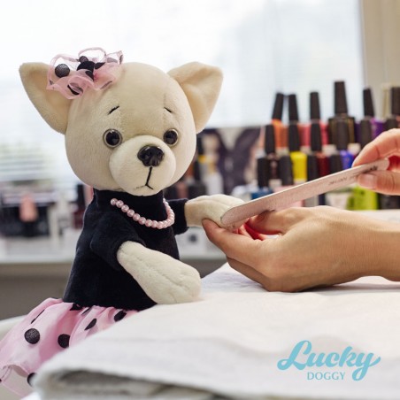 Lucky Lili Élégance à Pois Réf. LD003 – Peluche douce en robe rose à pois noirs et collier de perles