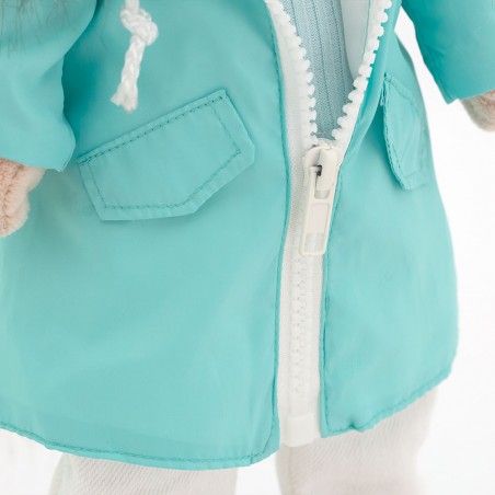 Lucky Doggy knuffelkleding 40 cm – Turquoise regenjas, trui met ster, crèmekleurige broek – Regenachtige Dag