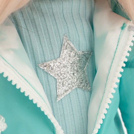 Lucky Doggy knuffelkleding 40 cm – Turquoise regenjas, trui met ster, crèmekleurige broek – Regenachtige Dag