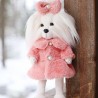 Lucky Doggy peluche 40 cm – Manteau fausse fourrure rose et nœud perlé – Lucky Yoyo : Fashion Week