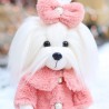 Lucky Doggy peluche 40 cm – Manteau fausse fourrure rose et nœud perlé – Lucky Yoyo : Fashion Week