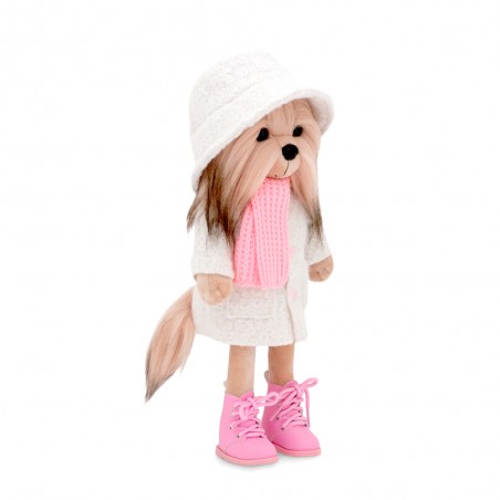 Peluche Lucky Doggy Yoyo avec manteau d’hiver blanc, écharpe rose et bottines – 40 cm