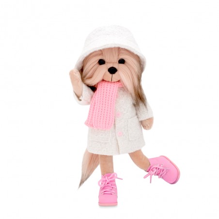 Peluche Lucky Doggy Yoyo avec manteau d’hiver blanc, écharpe rose et bottines – 40 cm