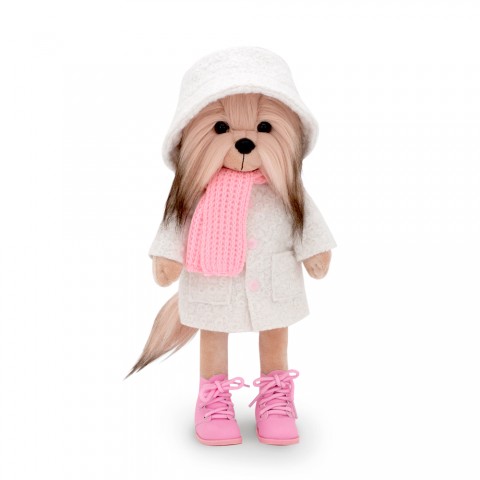 Peluche Lucky Doggy Yoyo avec manteau d’hiver blanc, écharpe rose et bottines – 40 cm