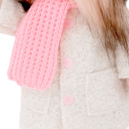 Peluche Lucky Doggy Yoyo avec manteau d’hiver blanc, écharpe rose et bottines – 40 cm