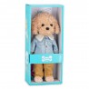 Peluche Lucky Doggy debout, en veste en jean claire et pantalon camel
