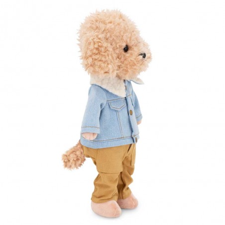 Lucky Doggy knuffel, rechtopstaand met een lichtblauw jeansjasje en camelbroek.