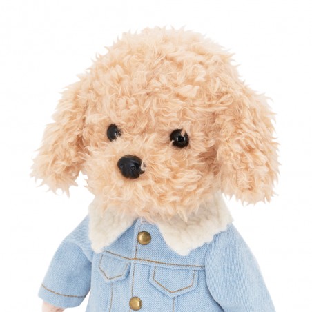 Lucky Doggy knuffel, rechtopstaand met een lichtblauw jeansjasje en camelbroek.