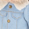 Peluche Lucky Doggy debout, en veste en jean claire et pantalon camel