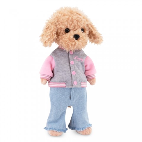 Peluche Lucky Doggy debout en veste universitaire rose et pantalon en jean clair.