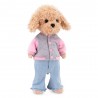 Peluche Lucky Doggy debout en veste universitaire rose et pantalon en jean clair.