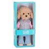 Peluche Lucky Doggy debout en veste universitaire rose et pantalon en jean clair.