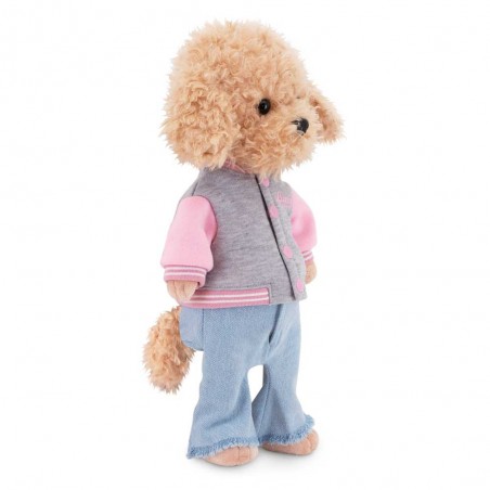 Peluche Lucky Doggy debout en veste universitaire rose et pantalon en jean clair.