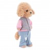 Peluche Lucky Doggy debout en veste universitaire rose et pantalon en jean clair.