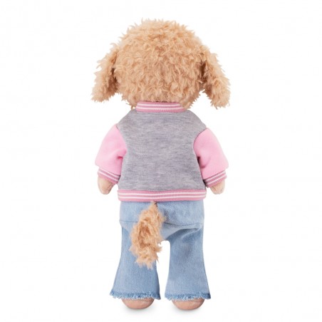 Peluche Lucky Doggy debout en veste universitaire rose et pantalon en jean clair.
