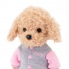 Peluche Lucky Doggy debout en veste universitaire rose et pantalon en jean clair.