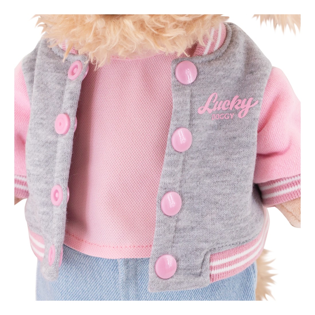 Peluche Lucky Doggy debout en veste universitaire rose et pantalon en jean clair. Peluche Lucky Doggy debout en veste universitaire rose et pantalon en jean clair.