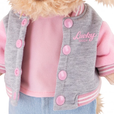 Plüschhund mit rosa Collegejacke und Jeans