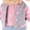 Peluche Lucky Doggy debout en veste universitaire rose et pantalon en jean clair.
