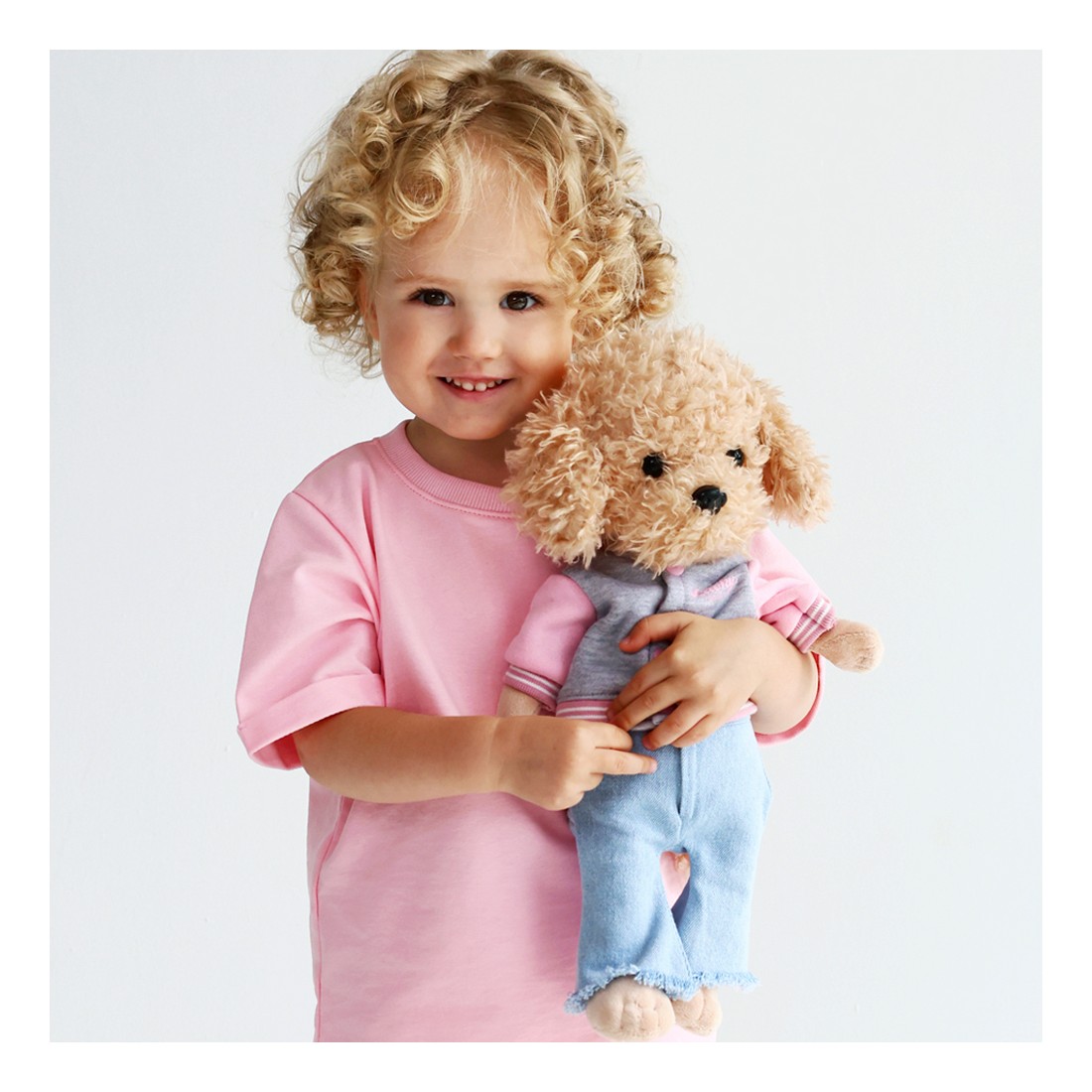 Peluche Lucky Doggy debout en veste universitaire rose et pantalon en jean clair. Peluche Lucky Doggy debout en veste universitaire rose et pantalon en jean clair.