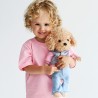 Peluche Lucky Doggy debout en veste universitaire rose et pantalon en jean clair.
