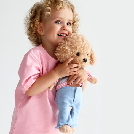 Peluche Lucky Doggy debout en veste universitaire rose et pantalon en jean clair.