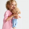 Peluche Lucky Doggy debout en veste universitaire rose et pantalon en jean clair.