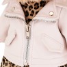 Peluche chien debout en robe léopard, veste zippée blanche et bandeau assorti