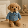 Peluche Lucky Doggy debout, en veste en jean claire et pantalon camel