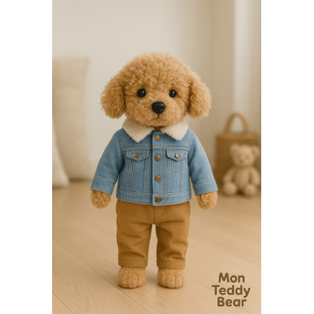 Lucky Doggy knuffel, rechtopstaand met een lichtblauw jeansjasje en camelbroek.