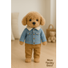 Peluche Lucky Doggy debout, en veste en jean claire et pantalon camel