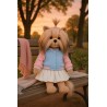 Peluche Lucky Doggy Mimi Evening Walk en blouson teddy pastel et jupe plissée blanche – Réf. LD3/119 Peluche Lucky Doggy Mimi Evening Walk en blouson teddy pastel et jupe plissée blanche – Réf. LD3/119