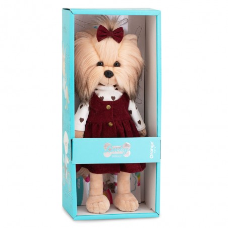 Peluche Lucky Yoyo Cozy Casual Réf. LD2/128 avec robe bordeaux et tee-shirt à cœurs.