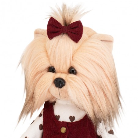 Peluche Lucky Yoyo Cozy Casual Réf. LD2/128 avec robe bordeaux et tee-shirt à cœurs.