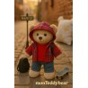 Knuffelkleding 40 cm – “Weekend Denim” set plat gepresenteerd (rood T-shirt, geruite hoodie, jeans) – Ref. Y1003