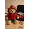 Knuffelkleding 40 cm – “Weekend Denim” set plat gepresenteerd (rood T-shirt, geruite hoodie, jeans) – Ref. Y1003