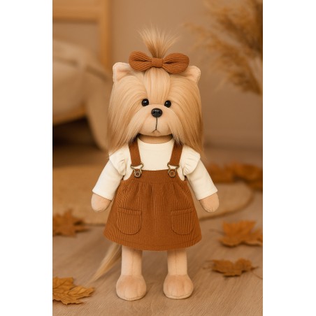 Ensemble Autumn Mood Réf. L112 pour peluche Lucky Doggy avec blouse crème, salopette marron et nœud assorti.