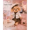Peluche chien debout en robe léopard, veste zippée blanche et bandeau assorti