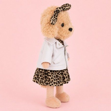 Plüschhund im Leopardenkleid mit weißer Jacke und Stirnband
