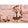 Peluche chien debout en robe léopard, veste zippée blanche et bandeau assorti