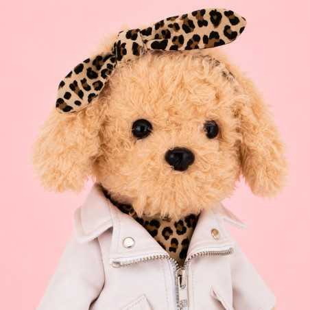 Plüschhund im Leopardenkleid mit weißer Jacke und Stirnband